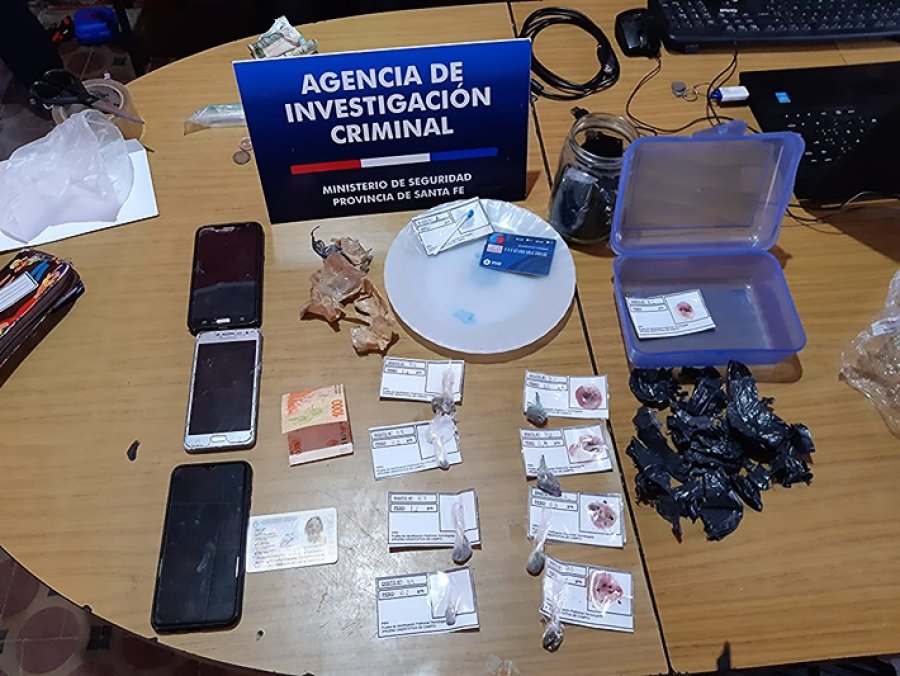 FOTO RBS INCAUTADO. Envoltorios de marihuana y semillas, adem&aacute;s de dinero en efectivo.
