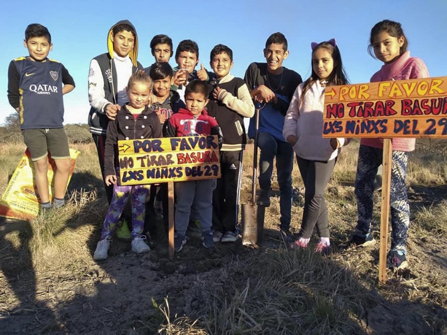 FOTO TELAM// HABITANTES// Un grupo de niños de la localidad exhibiendo pancartas. PROYECTO. Propone la construccción de un vivero comunitario.