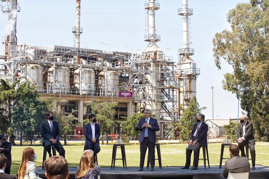FOTO NA PRESIDENTE. Alberto Fern&aacute;ndez en la planta de Ra&iacute;zen.
