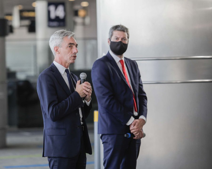 FOTO NA MINISTROS. Meoni y Lammens en el Aeroparque.
