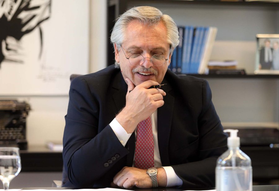 FOTO NA SONRIENTE. Fern&aacute;ndez durante su comunicaci&oacute;n con Macron.