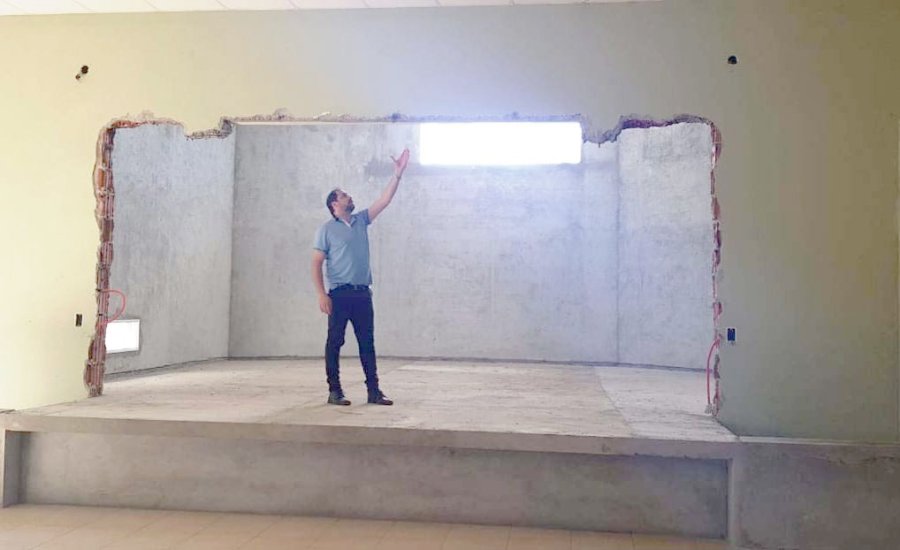 FOTO PRENSA COMUNA// ESCENARIO//Est&aacute; construy&eacute;ndose en el Museo local. CEMENTERIO// Jos&eacute; Barbero apreciando las tareas de conservaci&oacute;n en la necr&oacute;polis local.