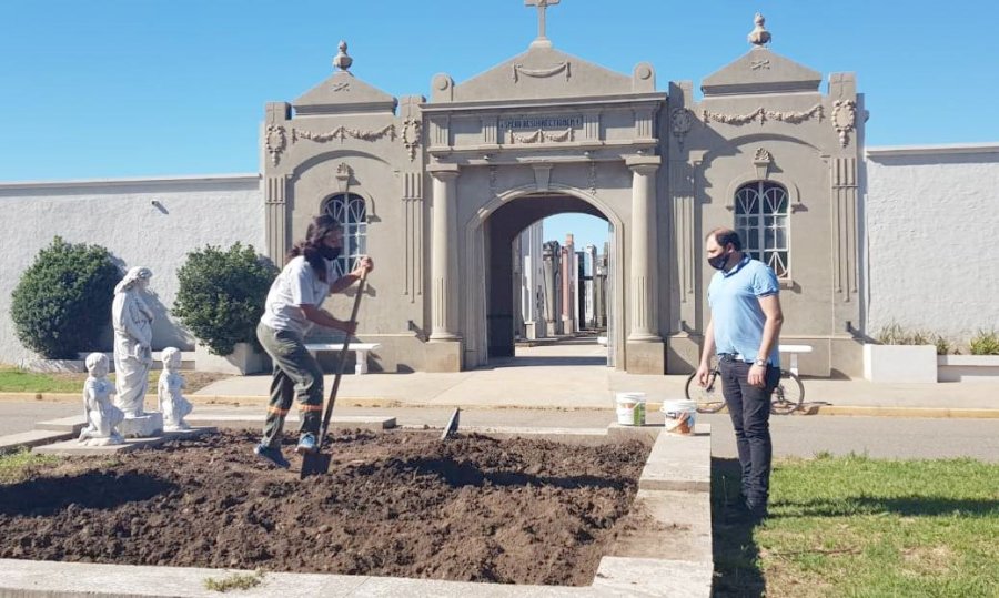 FOTO PRENSA COMUNA// ESCENARIO//Está construyéndose en el Museo local. CEMENTERIO// José Barbero apreciando las tareas de conservación en la necrópolis local.