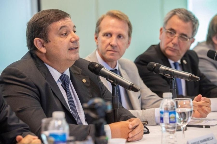 FOTO COMUNICACI&Oacute;N// CONVENIO.  Enrique Mammarella, Gonzalo Toselli y otras autoridades el d&iacute;a que se firm&oacute; el acuerdo.