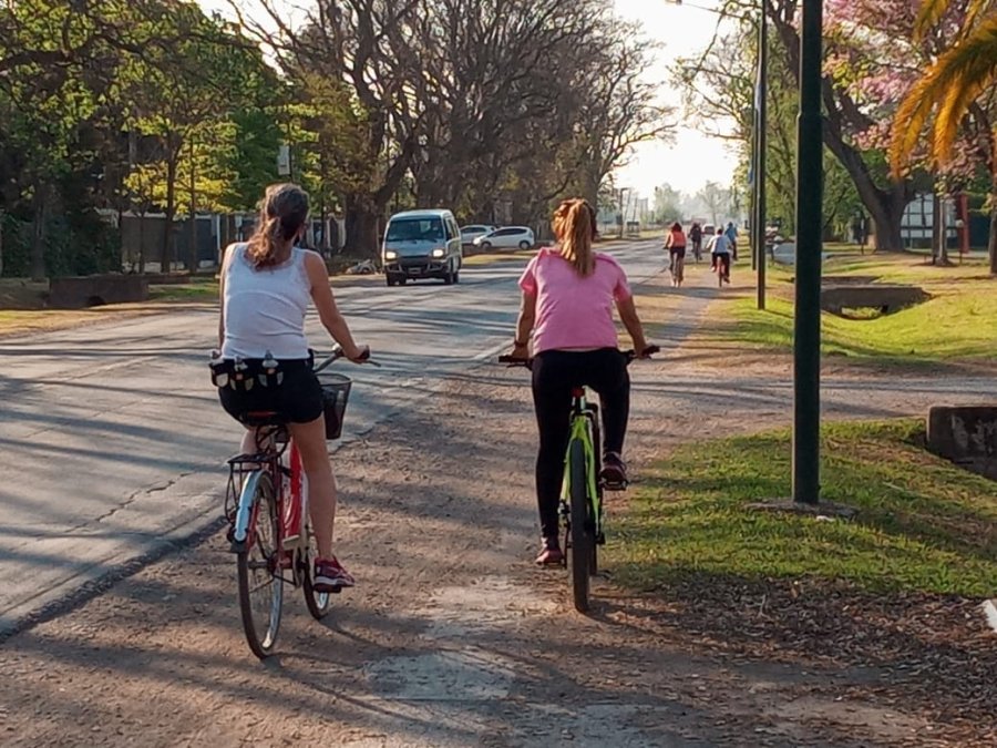 FOTO VECINOS BELLA ITALIA PELIGRO.-Las bicicletas transitan muy cerca de los veh&iacute;culos en ese tramo entre la empresa l&aacute;ctea y el l&iacute;mite con Rafaela.