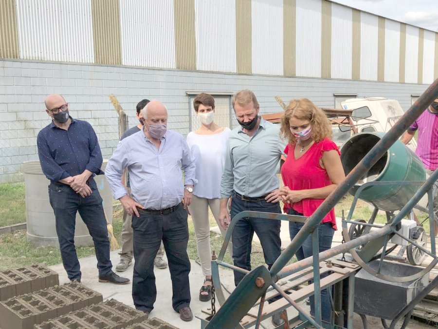 FOTO PRENSA ATENEO// EN LA BLOQUERA. Un momento de la recorrida por la Casa del Emprendedor.