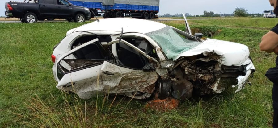 FOTO JPSF VOLKSWAGEN. El autom&oacute;vil con cuatro ocupantes qued&oacute; destruido.