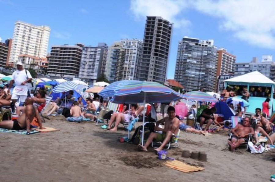 FOTO NA MAR DEL PLATA. La playa como escenario de protesta por falta de espacio p&uacute;blico.