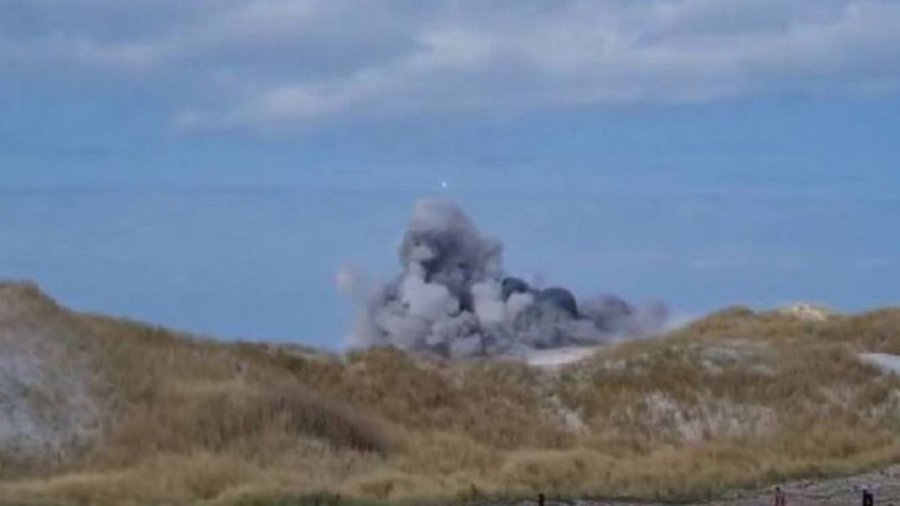 FOTO NA EXPLOSION. La &uacute;ltima mina terrestre de las 13.000 colocadas en 1982.