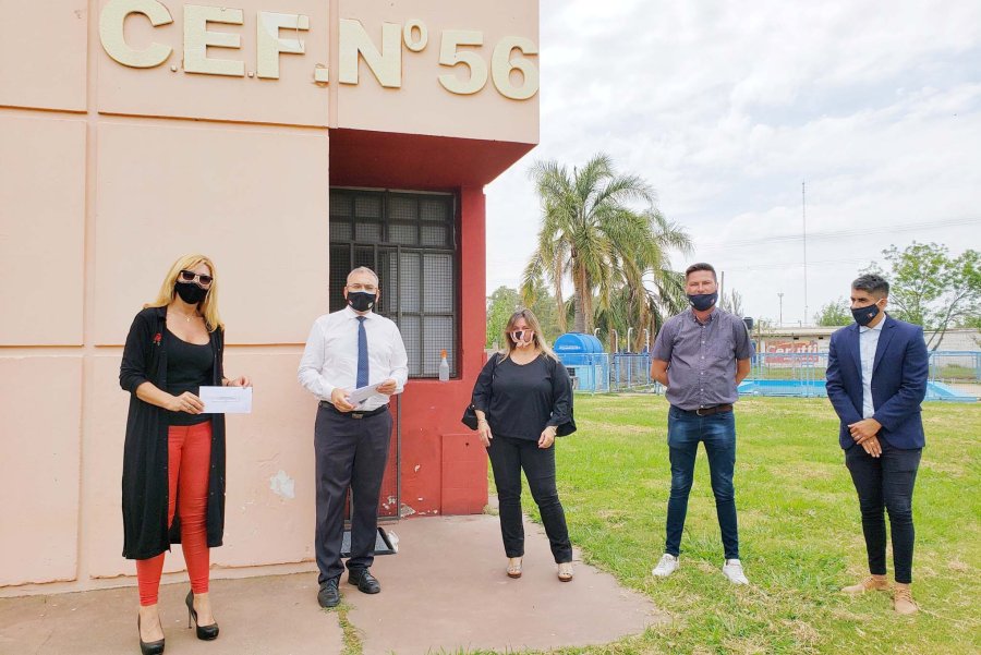FOTO PRENSA AC// EN EL CEF. El legislador provincial junto a  otras autoridades  en el establecimiento.