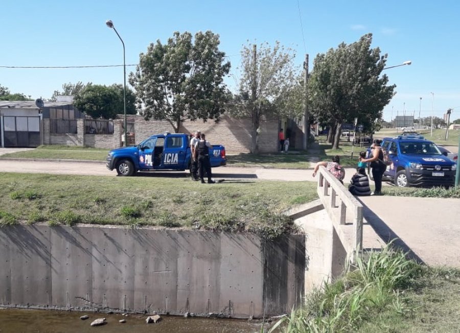 FOTO UR V A LA LUZ DEL DIA. M&oacute;viles y agentes policiales en pleno procedimiento.