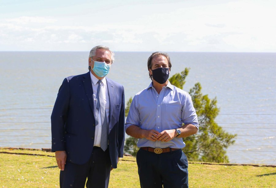 FOTO NA PRESIDENTES. Fern&aacute;ndez y Lacalle en Colonia.
