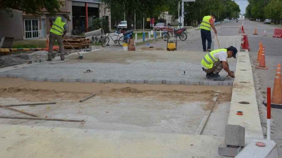 FOTO COMUNICACI&Oacute;N// ACCESO. Los trabajos prosiguen sobre Av. Hip&oacute;lito Yrigoyen.