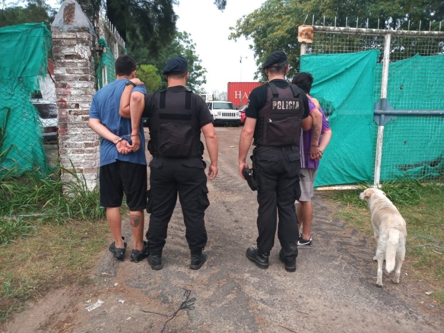 FOTO LA OPINION DETENIDOS. Los sujetos que la Polic&iacute;a puso tras las rejas.  FOTO LA OPINION MARIHUANA. Se incautaron plantas y "ladrillos"