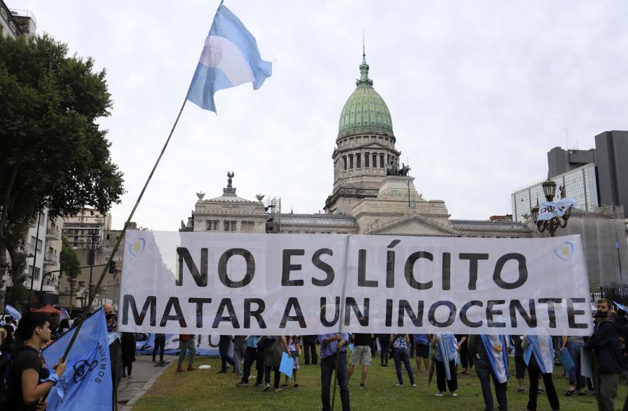FOTO NA RESISTENCIA. A pesar de la lluvia, grupos celestes marcharon en Buenos Aires para frenar la legalizaci&oacute;n del aborto.