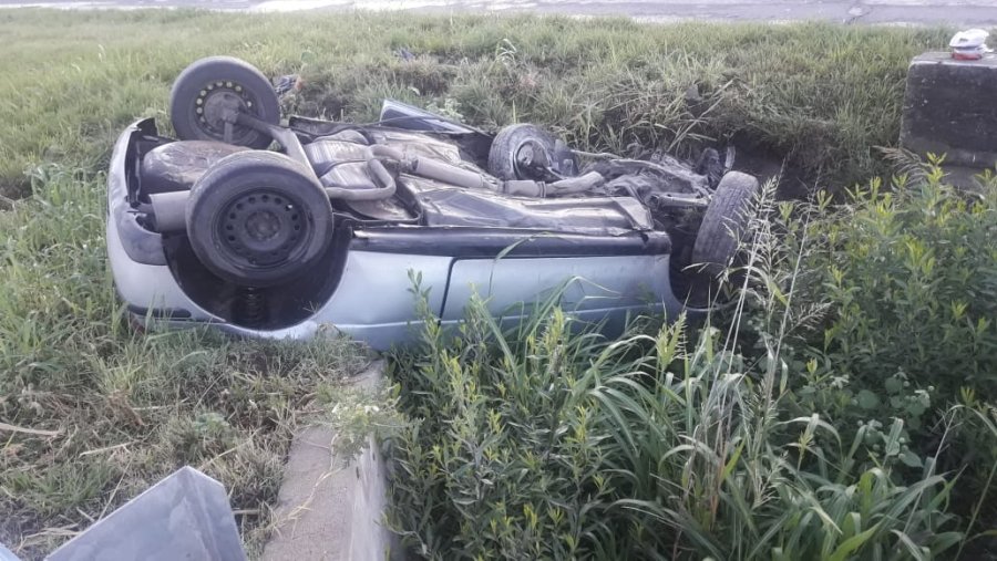 FOTO LA OPINION VUELCO. El autom&oacute;vil y sus dos ocupantes terminaron volcando en la alcantarilla.