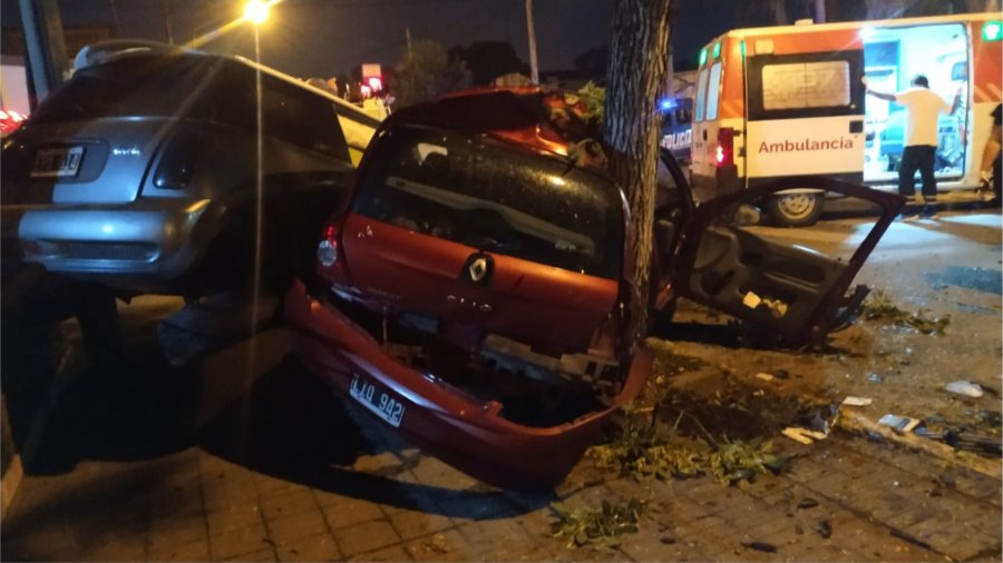 FOTO LA OPINION EMBESTIDA. As&iacute; finalizaron su recorrido el Cl&iacute;o y el Mini Cooper luego de la colisi&oacute;n.