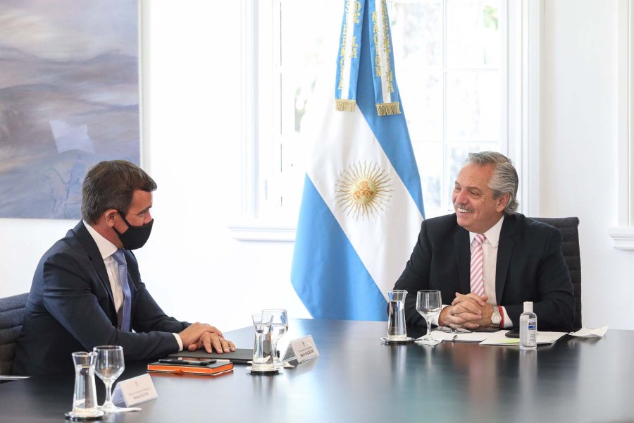 FOTO NA INVERSIONES. Fern&aacute;ndez con el titular de Ford Argentina, Mart&iacute;n Galdeano.