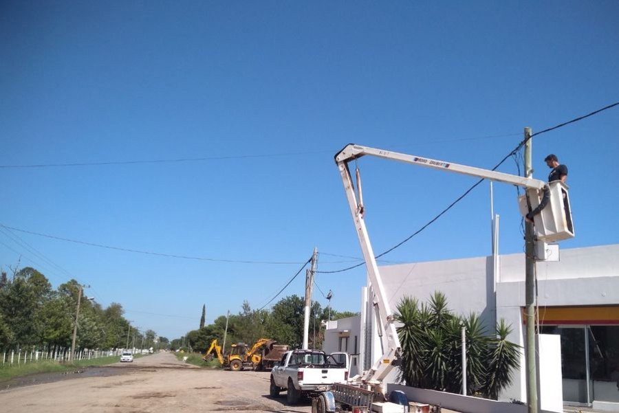 FOTO COMUNICACI&Oacute;N// ACCESO. Personal municipal completando las &uacute;ltimas tareas.
