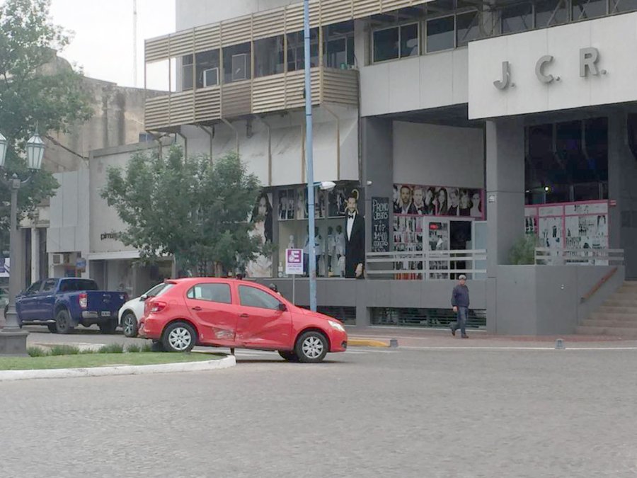 FOTO LA OPINION SOBRE EL CANTERO. Una fuerte colisi&oacute;n se produjo poco antes de las 11 de ayer, en pleno bulevar Santa Fe.