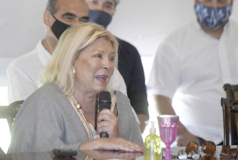FOTO NA CARRIO. Present&oacute; su libro.