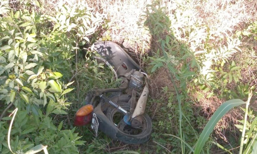 FOTO MOVIL QUIQUE EN ZONA RURAL. Los puesteros a caballo encontraron la moto entre pastizales.