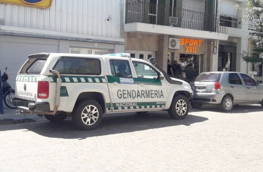FOTOS LA OPINION SECUSTRADO. 1.816 pares de zapatillas y 198 pares de ojotas, en un ilícito investigado por la Fiscalía Federal local.