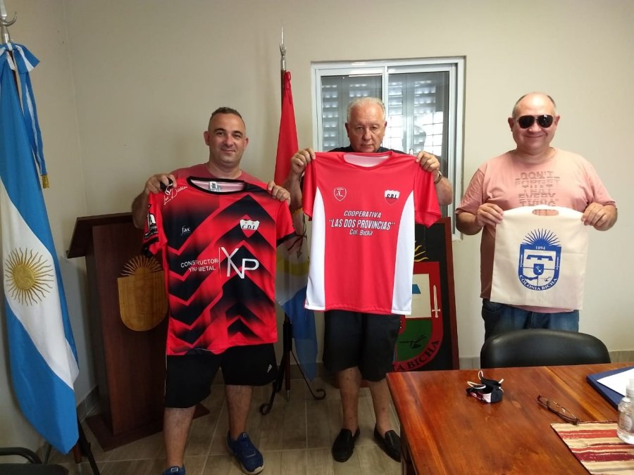 VISITA//Dylan Forciniti, Adolfo Valent&iacute;n Ferrero y Ricardo L&oacute;pez, en la Comuna al ser entregadas las camisetas.