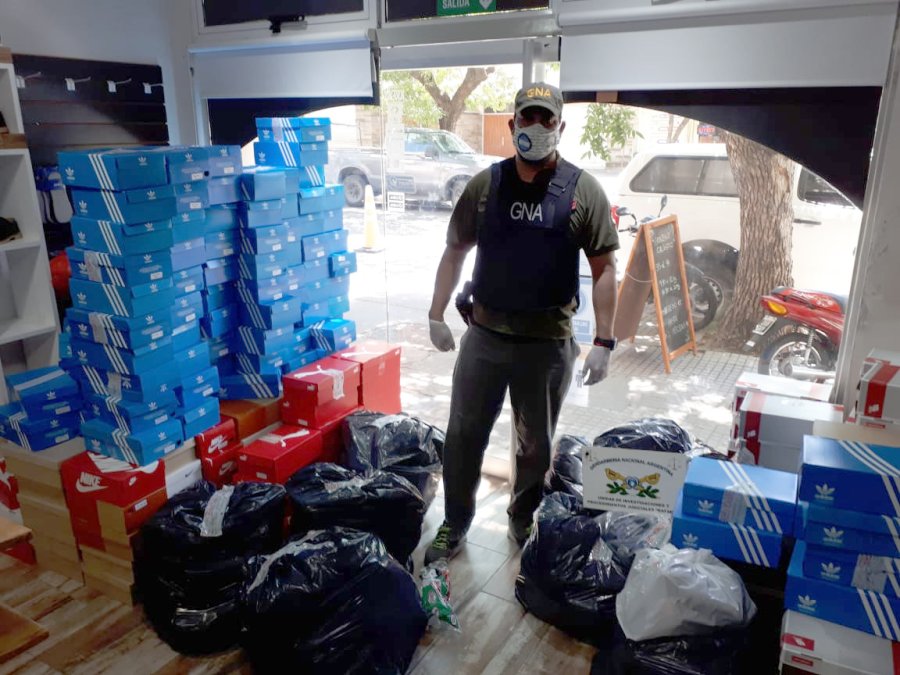 FOTOS LA OPINION SECUSTRADO. 1.816 pares de zapatillas y 198 pares de ojotas, en un il&iacute;cito investigado por la Fiscal&iacute;a Federal local.