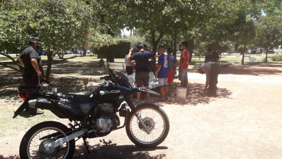 FOTO LA OPINION CHEQUEO. De los cinco lavacoches, el &uacute;nico mayor se encontraba armado con un cuchillo.
