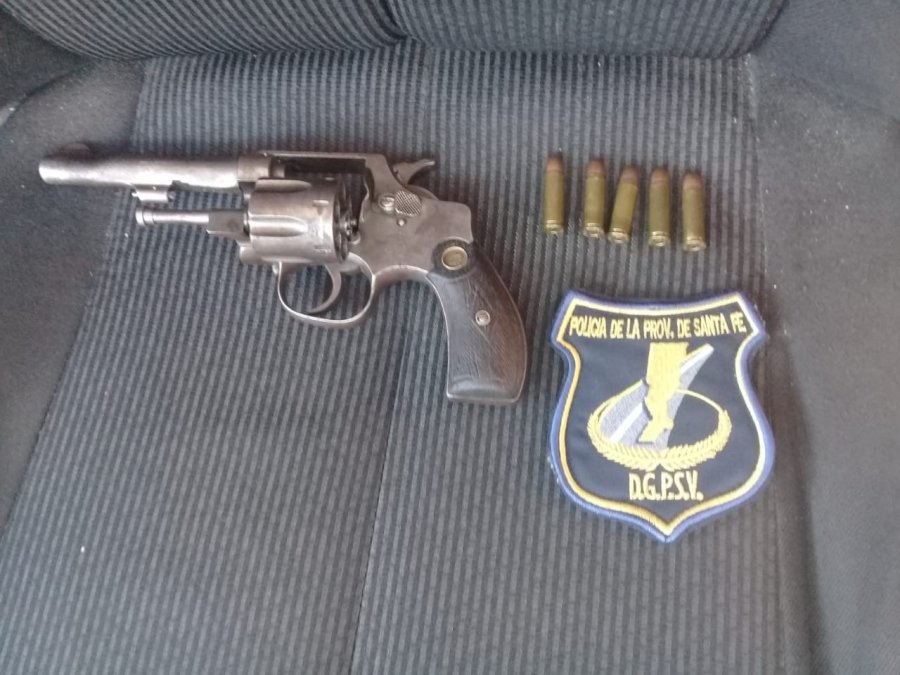 FOTO LA OPINION REVOLVER CAL. 32 LARGO. El hallazgo fue en un operativo 6 km al oeste de Rafaela.