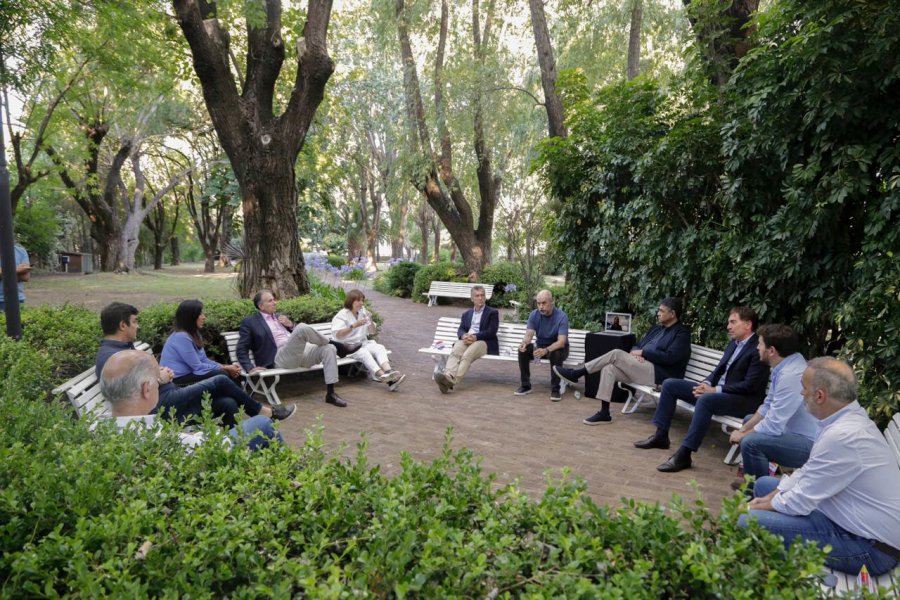 FOTO REDES SOCIALES AL AIRE LIBRE. Macri, Larreta, Bullrich y Angelini entre otros en Vicente L&oacute;pez.