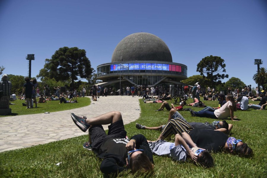 FOTO NA OBSERVADORES. Muchos se reunieron en las inmediaciones del Planetario.