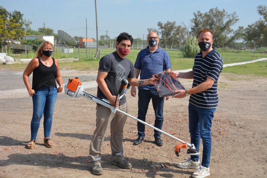 FOTO COMUNICACI&Oacute;N// ENTREGA// Flavio Gonz&aacute;lez junto a representantes del Grupo, al efectivizar el aporte.