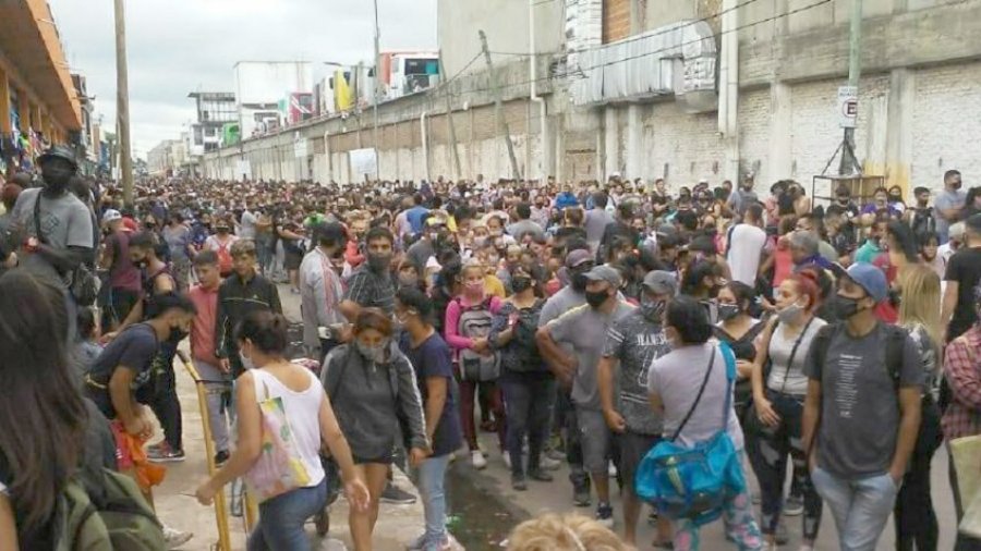 FOTO NA LA SALADA. Miles de personas se concentraron en la popular feria comercial de Lomas de Zamora sin respetar ning&uacute;n tipo de distanciamiento social ni protocolo.