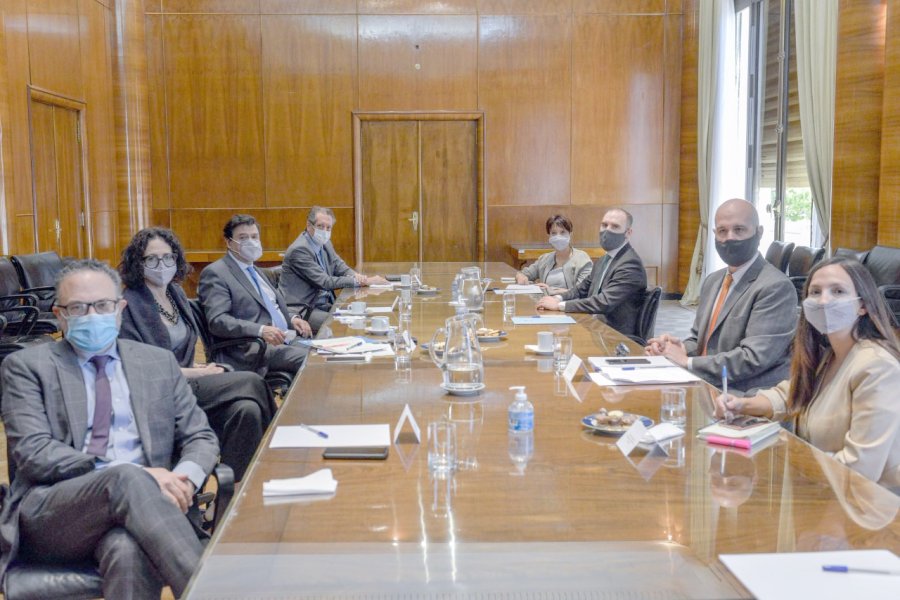 FOTO NA GUZMAN. El ministro de Econom&iacute;a presidi&oacute; la reuni&oacute;n.