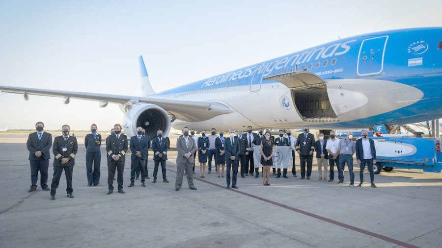 FOTO NA MISION SPUTINIK. El ministro Meoni junto a la tripulaci&oacute;n del vuelo justo antes del despegue de Ezeiza.