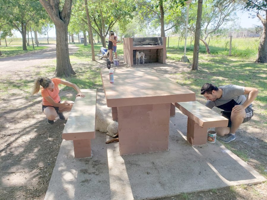 FOTO PRENSA MUNICIPALIDAD// PARQUE// Los j&oacute;venes en plena labor.