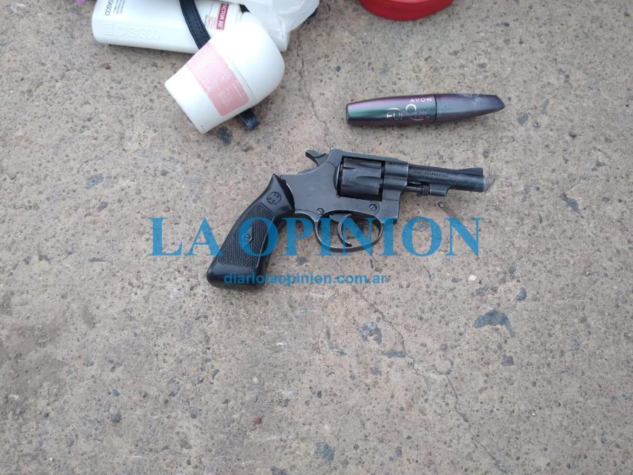 REVOLVER.  Lo portaba una joven rafaelina, que fue detenida.