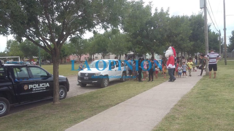 REPARTO. Hubo juguetes y golosinas para los ni&ntilde;os, con motivo de la Navidad.