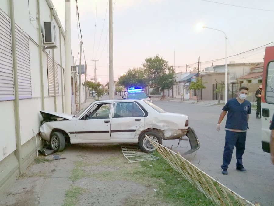 FOTO VICTOR HUGO SANCHEZ.  AUTOMOVIL. Estrellado contra la pared de una Escuela.