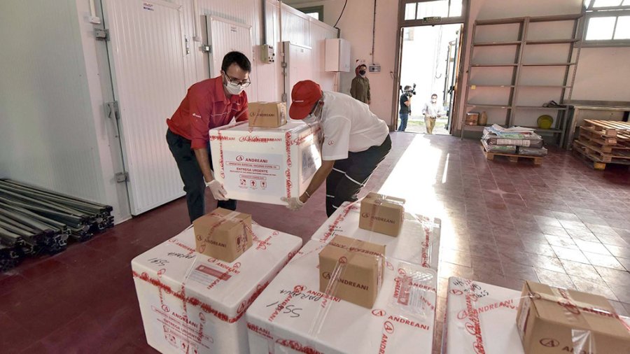 FOTO NA ENTREGA. Las vacunas llegaron ayer a gran parte del pa&iacute;s de la mano de Andreani.