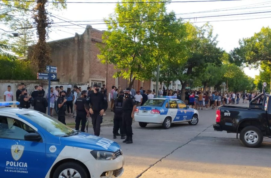 FOTO JPSF ESPERANZA. En el Parque de la Agricultura de Esperanza, efectivos policiales desconcentraron a unas 2.500 personas all&iacute; reunidas.