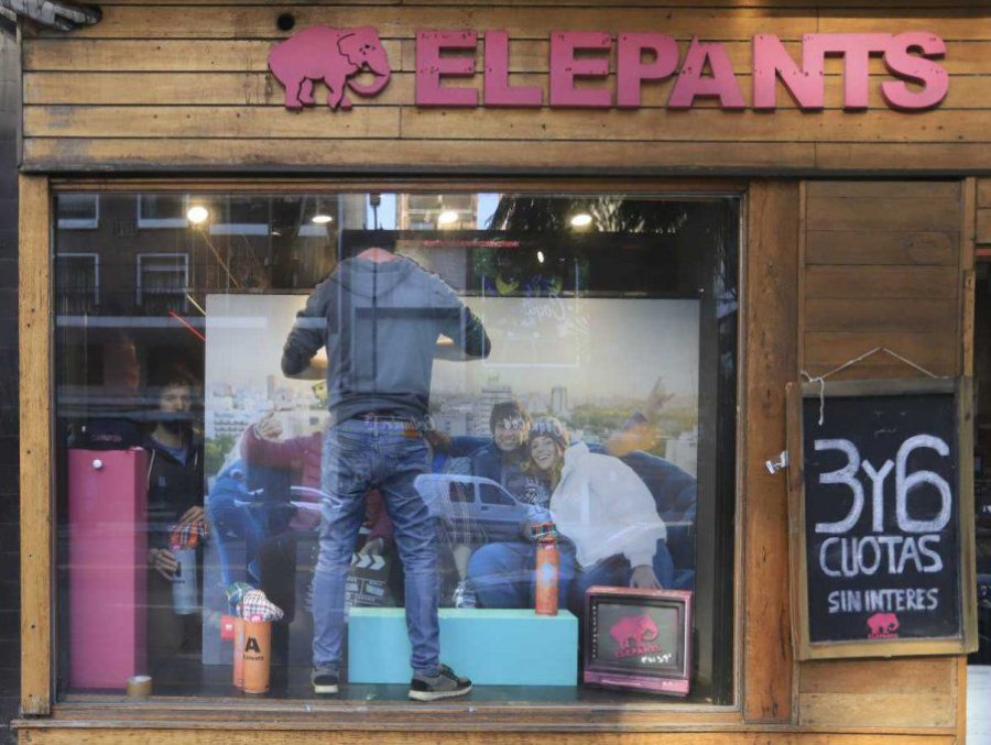 PIE DE FOTO: FOTO NA. EN CAIDA. La medici&oacute;n se realiz&oacute; en base a 1.000 comercios de todo el pa&iacute;s relevados entre el lunes 28 y el jueves 31 de diciembre.