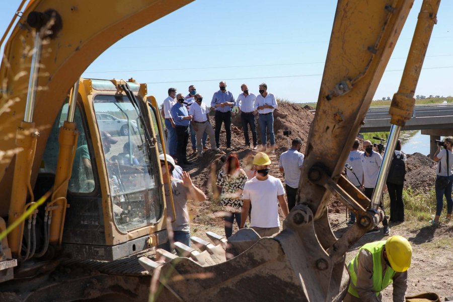 FOTO SCS// RECORRIDA. Las autoridades visitando el sitio donde se lleva adelante el reacondicionamiento.