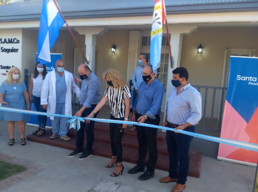 FOTO PRENSA AC// AURELIA. Tradicional corte de cintas en la inauguraci&oacute;n del Centro de Salud. SAGUIER. Las autoridades  tambi&eacute;n  inauguraron el Centro de Salud.
