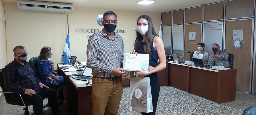 FOTO PRENSA CONCEJO// EST&Iacute;MULO. Horacio Bertoglio y Milena Margar&iacute;a al efectivizarse la entrega.