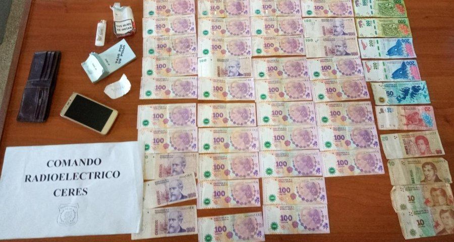 FOTO JPSF SECUESTRO. La polic&iacute;a incaut&oacute; dinero en efectivo y un talonario falso.