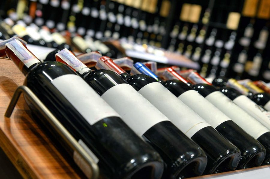 FOTO INTERNET VINO. Preocupa en Mendoza una decisi&oacute;n del Gobierno nacional.  FOTO INTERNET ALFREDO CORNEJO. El diputado lidera una queja.