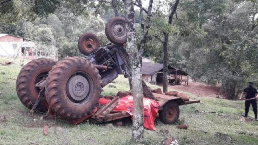 FOTO INTERNET ESCENARIO. El tractor volc&oacute; y aplast&oacute; a su conductor.